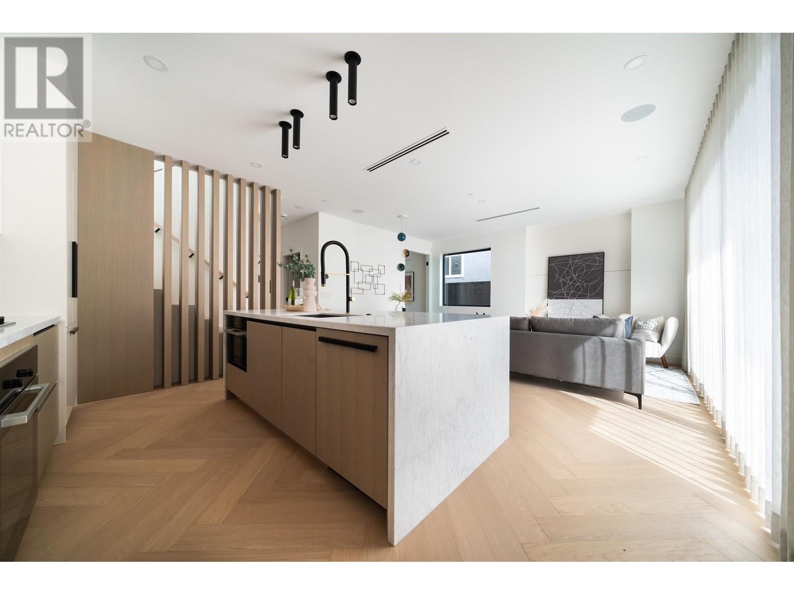Photo 9 of 2 280 E 32 Avenue, Vancouver BC