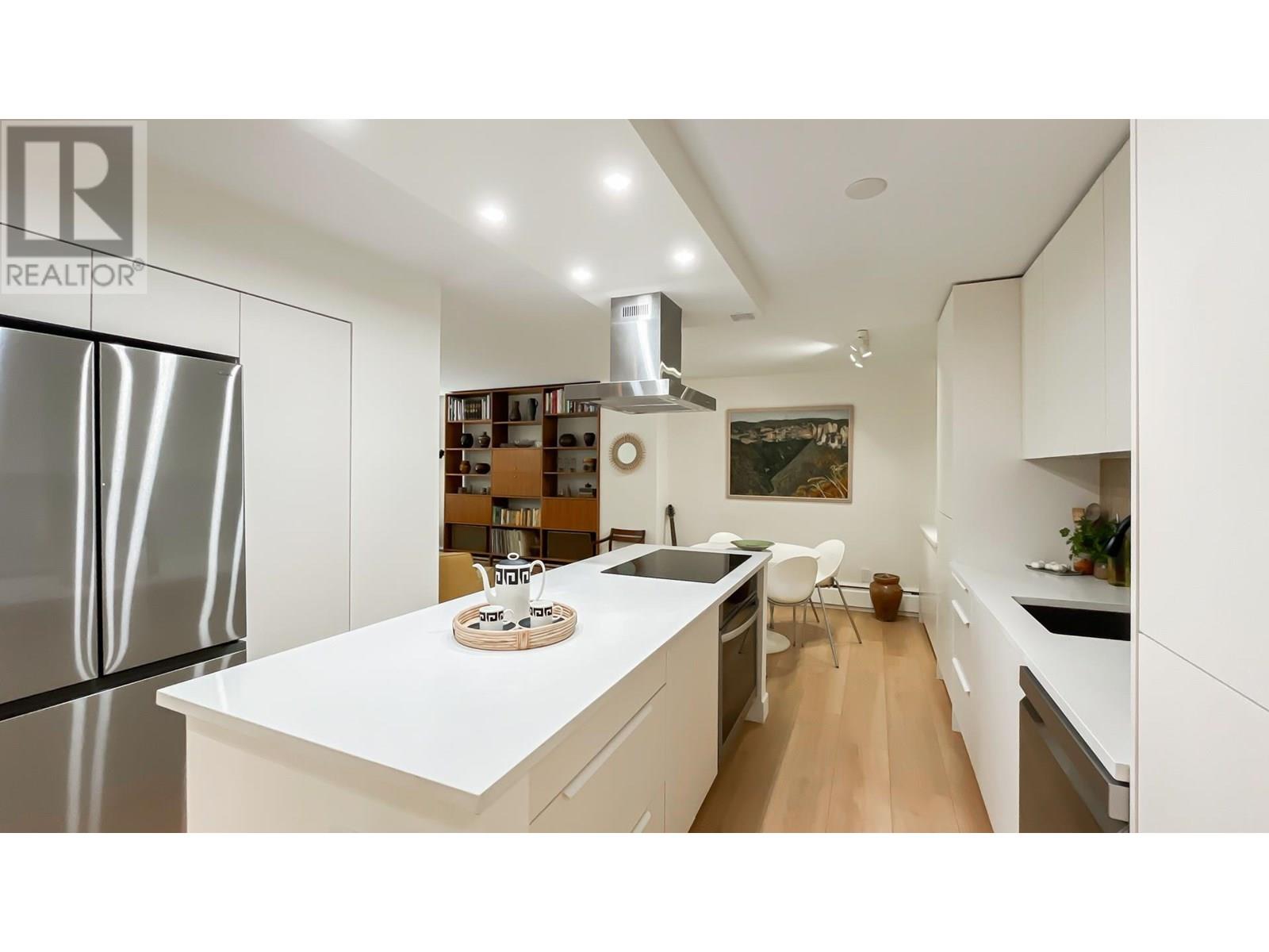 Photo 2 of 102 2016 Fullerton Avenue, North Vancouver BC