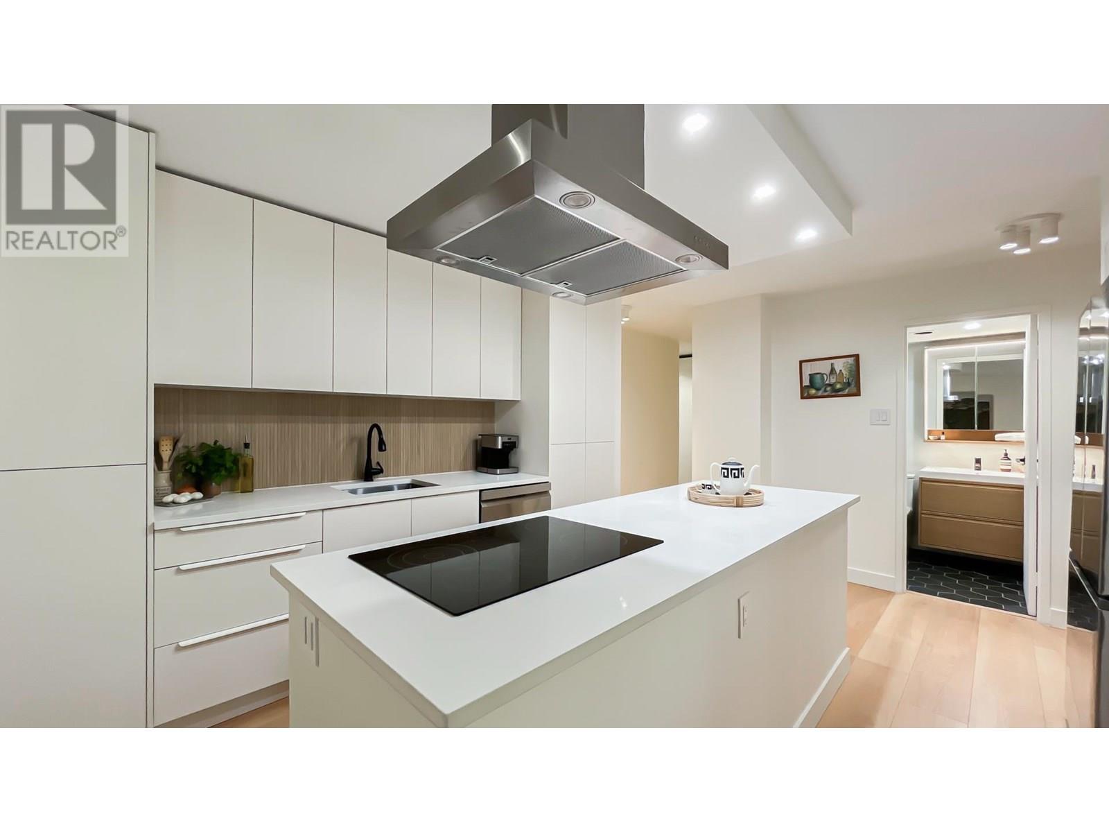 Photo 1 of 102 2016 Fullerton Avenue, North Vancouver BC