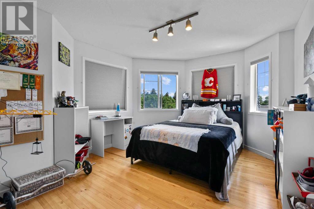 Single Family House 4 Level for Sale in  Northmount Drive NW Highwood Calgary 