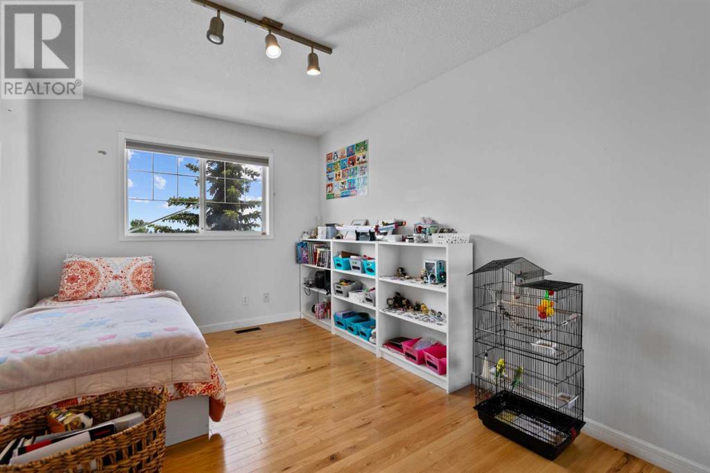 Single Family House 4 Level for Sale in  Northmount Drive NW Highwood Calgary 