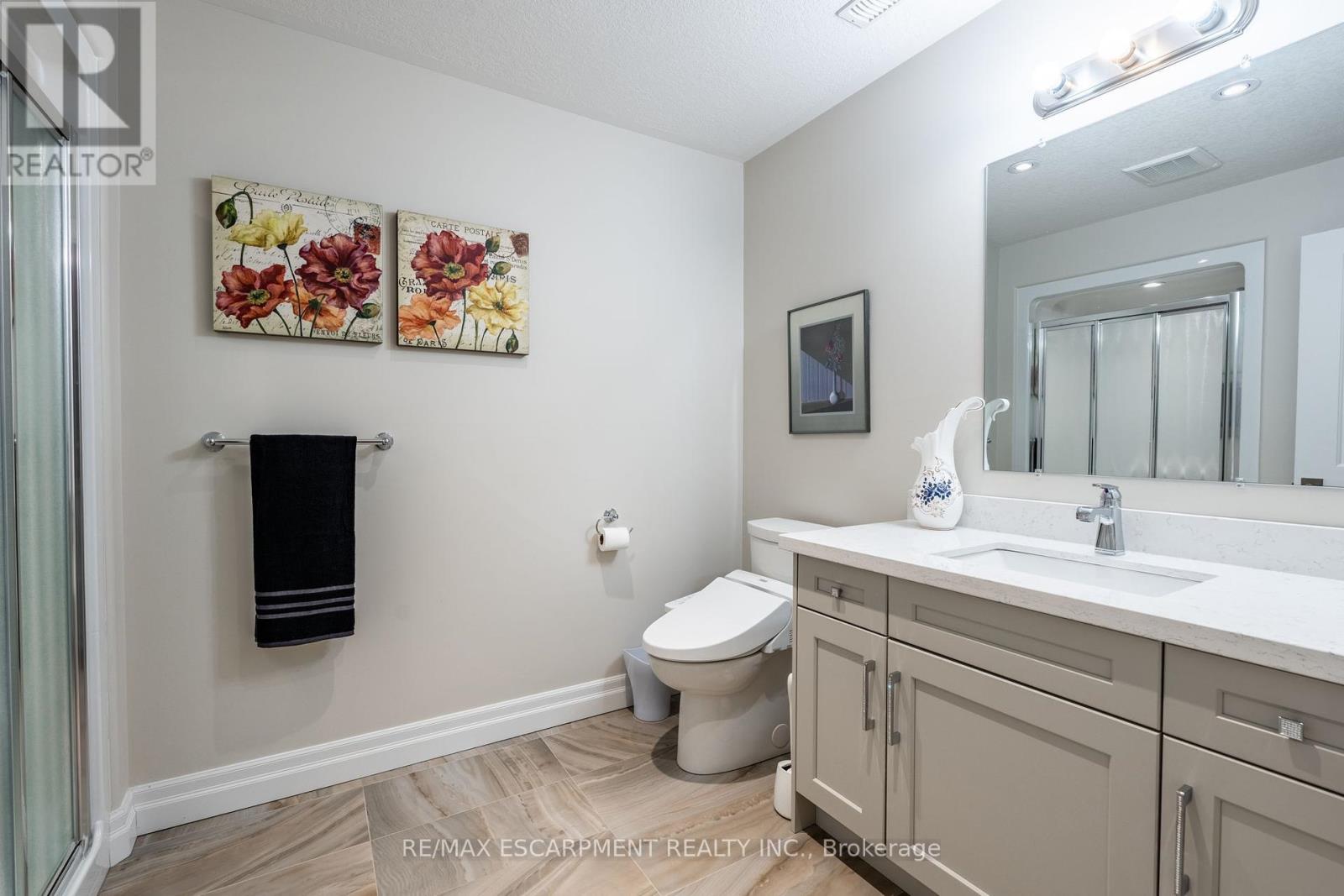 Photo 37 of 10 Harper Boulevard, Brantford ON