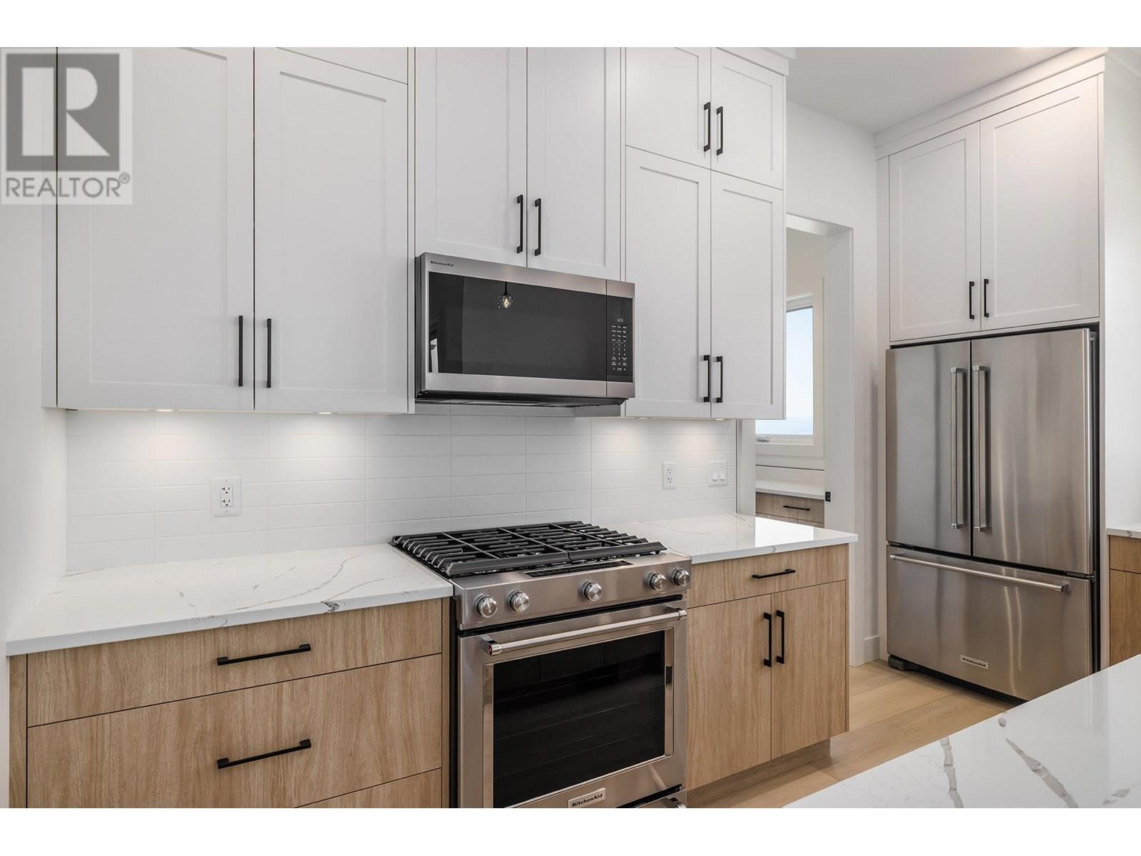 Photo 6 of 2048 Kentucky Crescent, Kelowna BC
