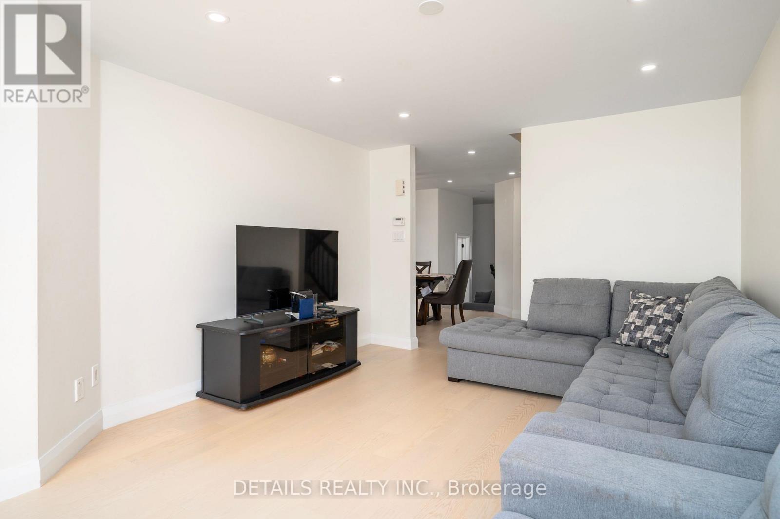 Photo 18 of 732 Carmella Crescent, Ottawa ON