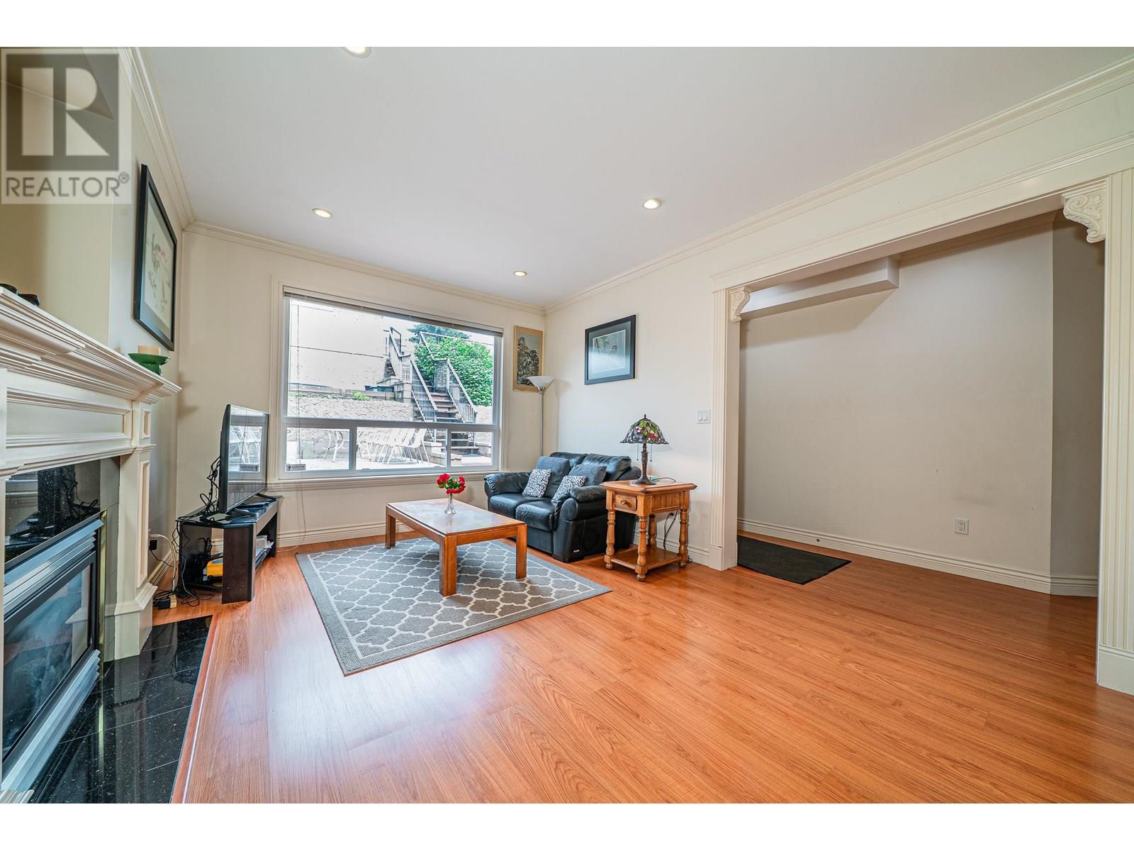 Photo 22 of 8015 11 Th Avenue, Burnaby BC
