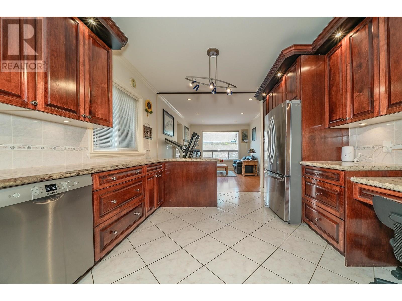 Photo 18 of 8015 11 Th Avenue, Burnaby BC