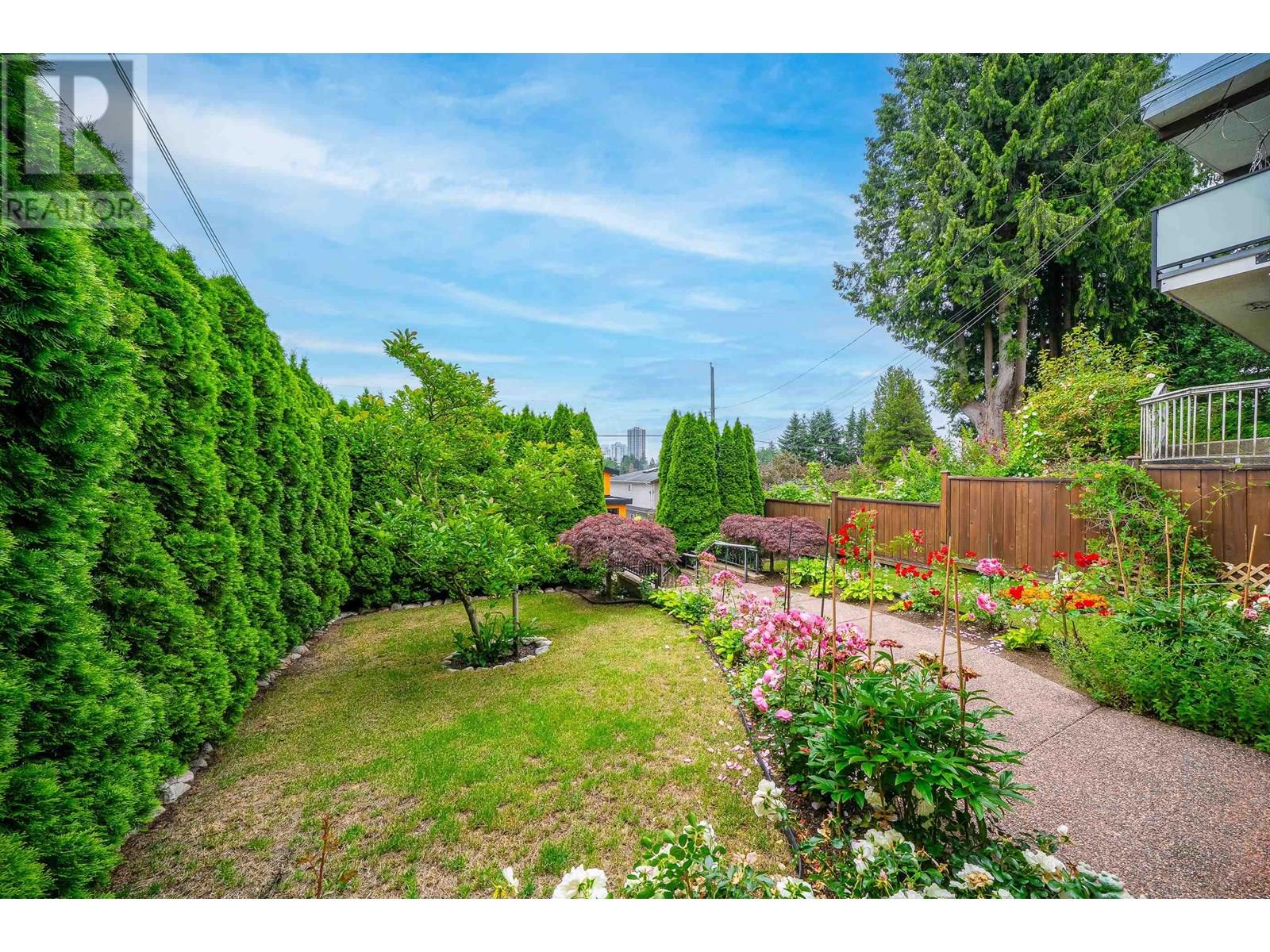 Photo 4 of 8015 11 Th Avenue, Burnaby BC