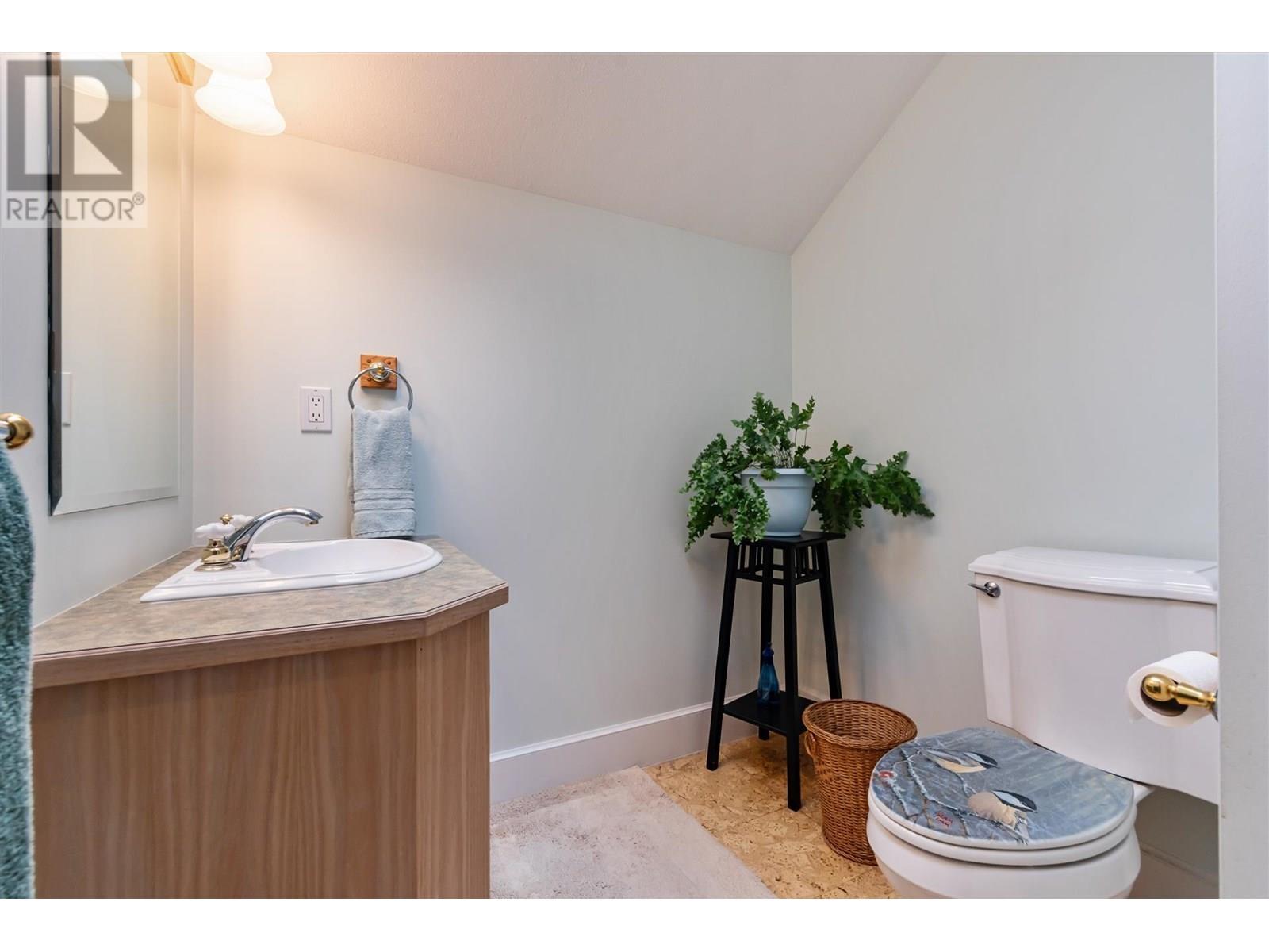 Photo 15 of 419 E 23rd Avenue, Vancouver BC