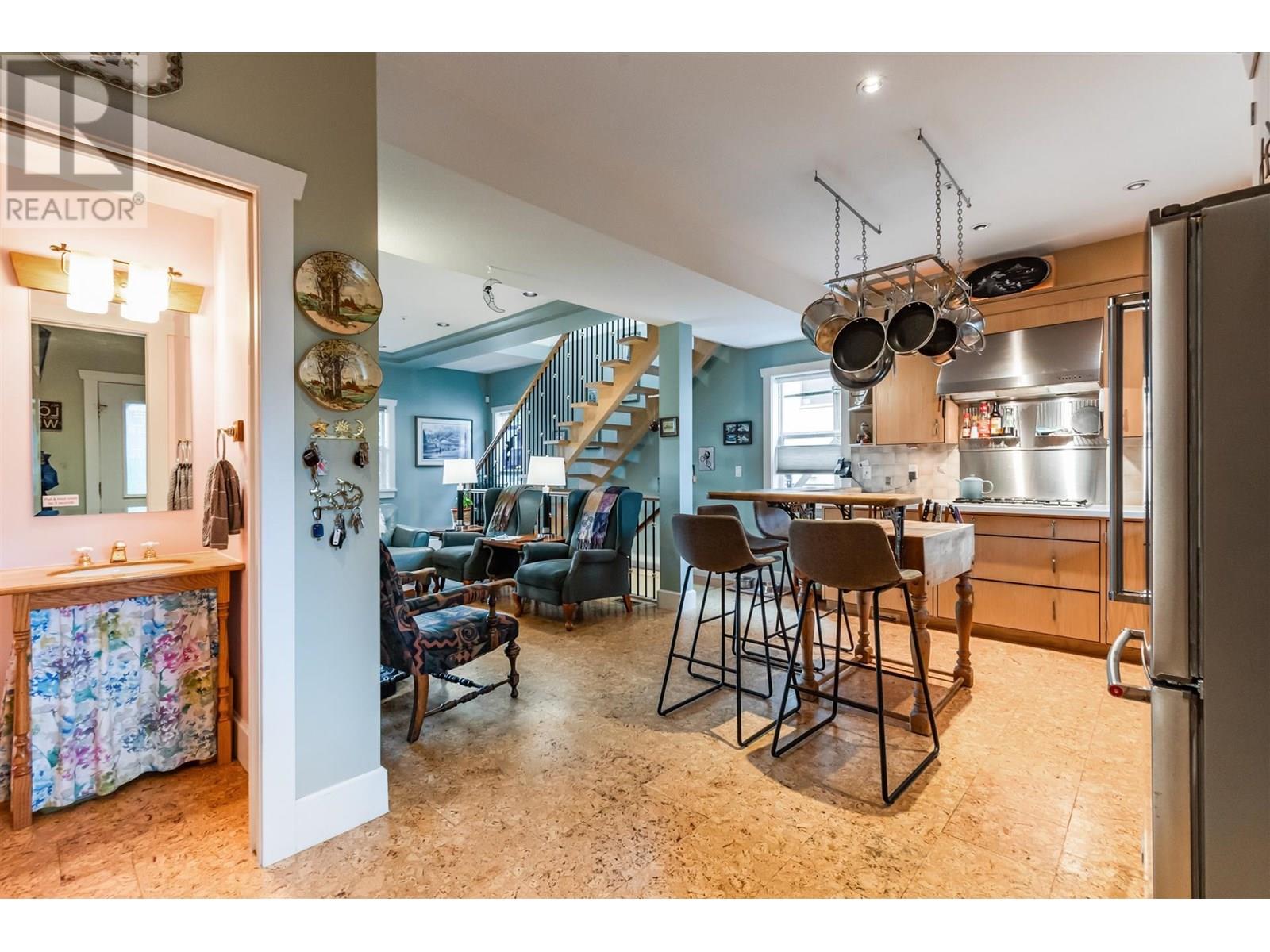 Photo 5 of 419 E 23rd Avenue, Vancouver BC