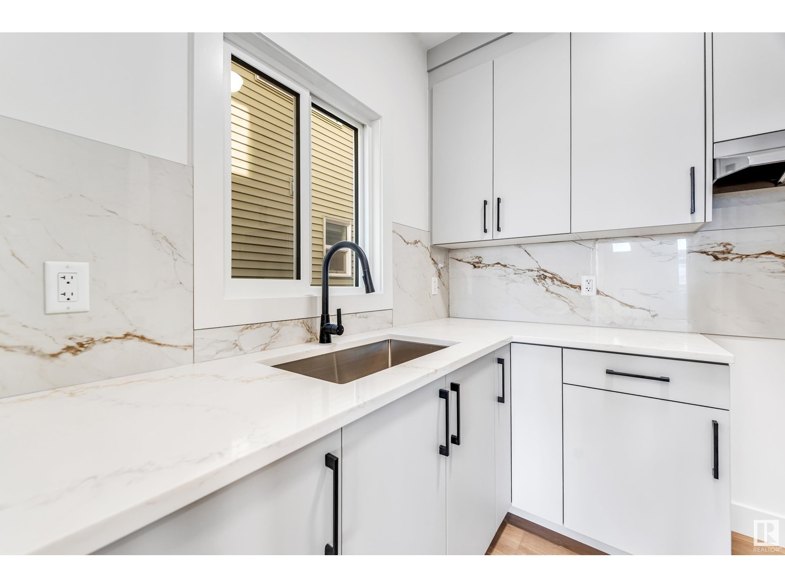 Photo 10 of 9443 Pear Cr Sw, Edmonton AB