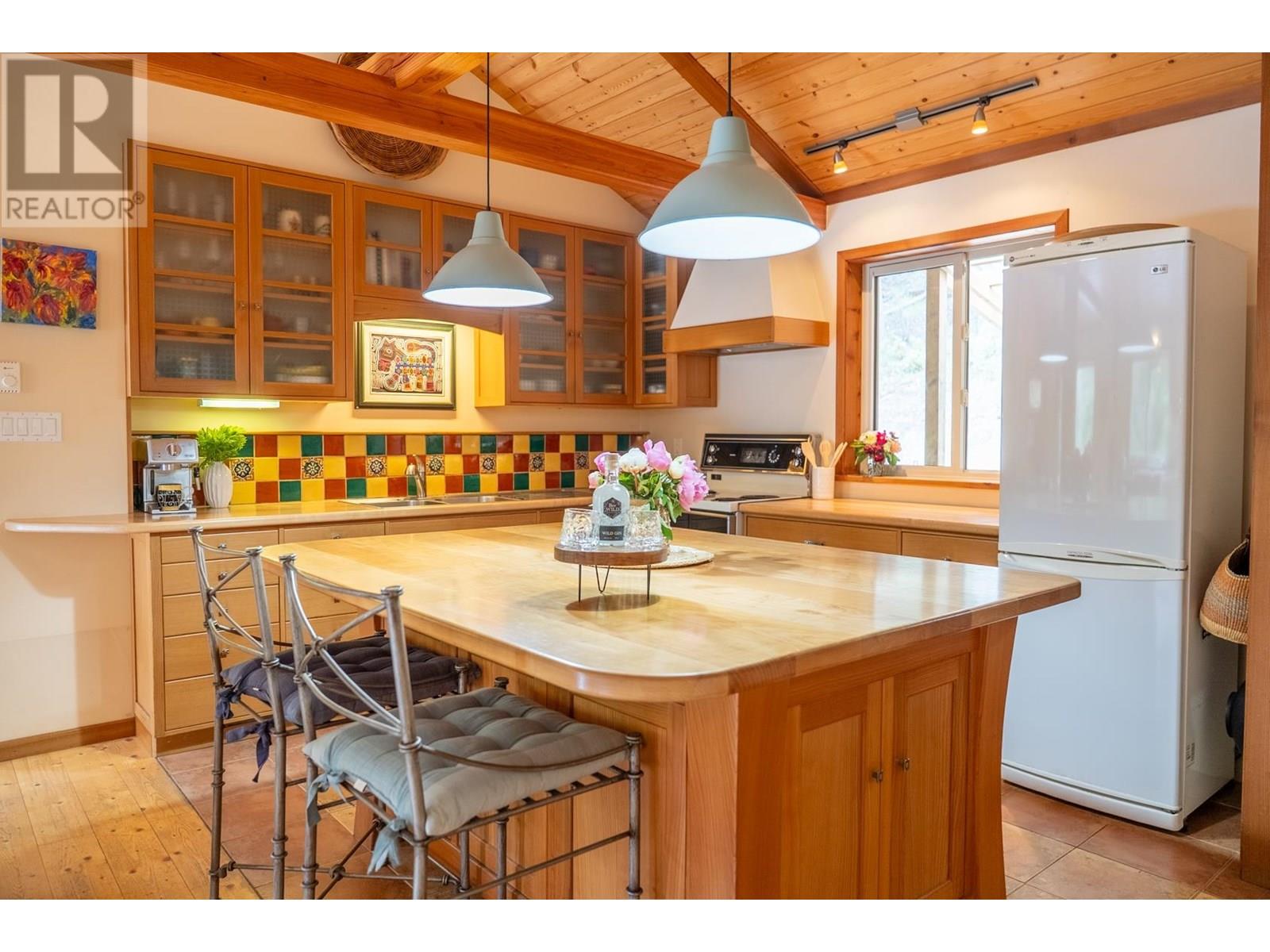 5574 HOOSON ROAD, Pender Island