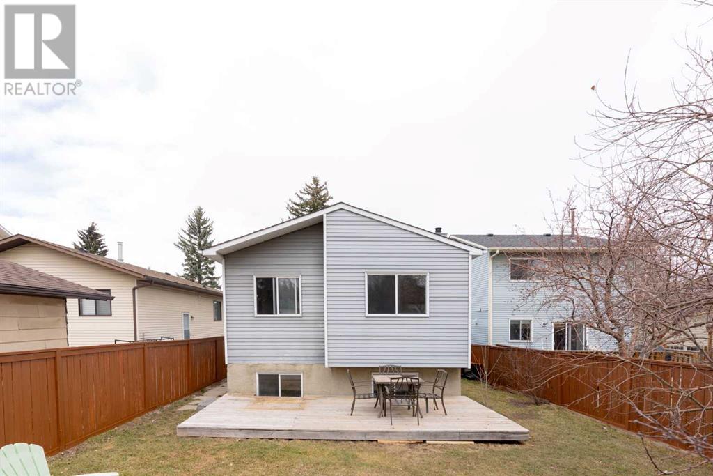 Single Family House 4 Level for Sale in  Sandstone Road NW Sandstone Valley Calgary 