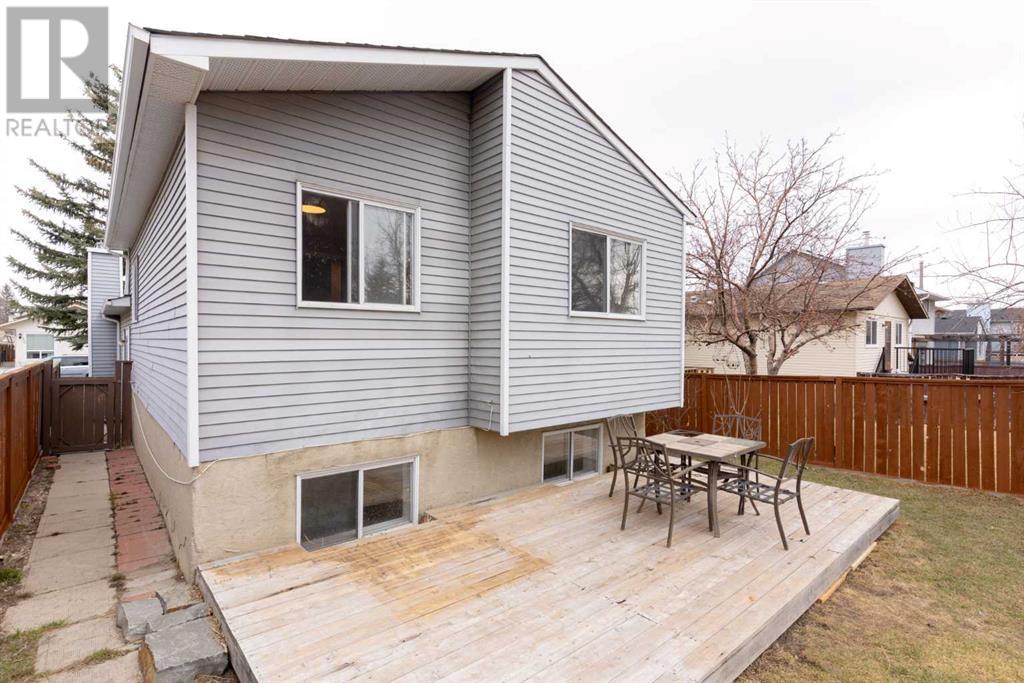 Single Family House 4 Level for Sale in  Sandstone Road NW Sandstone Valley Calgary 