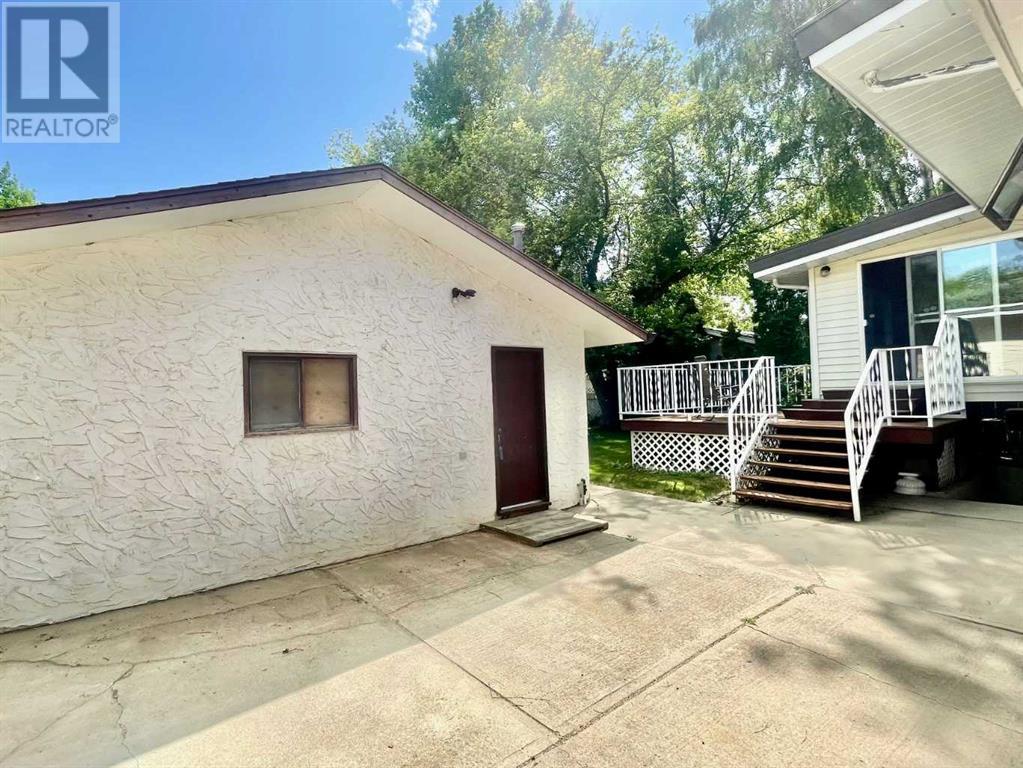 Single Family House Bi-level for Sale in  Normandy Road S Glendale Lethbridge 
