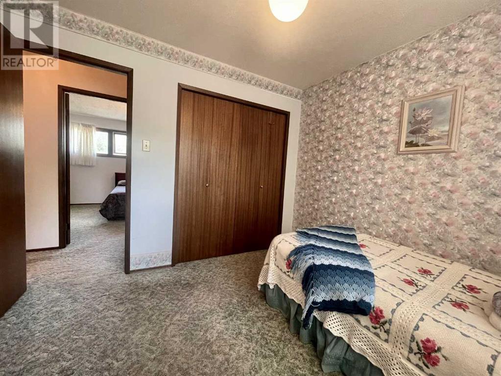 Single Family House Bi-level for Sale in  Normandy Road S Glendale Lethbridge 