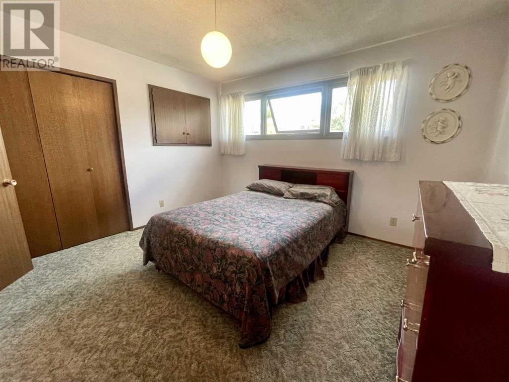 Single Family House Bi-level for Sale in  Normandy Road S Glendale Lethbridge 