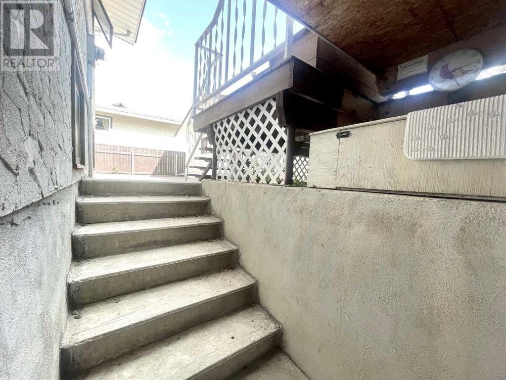 Single Family House Bi-level for Sale in  Normandy Road S Glendale Lethbridge 