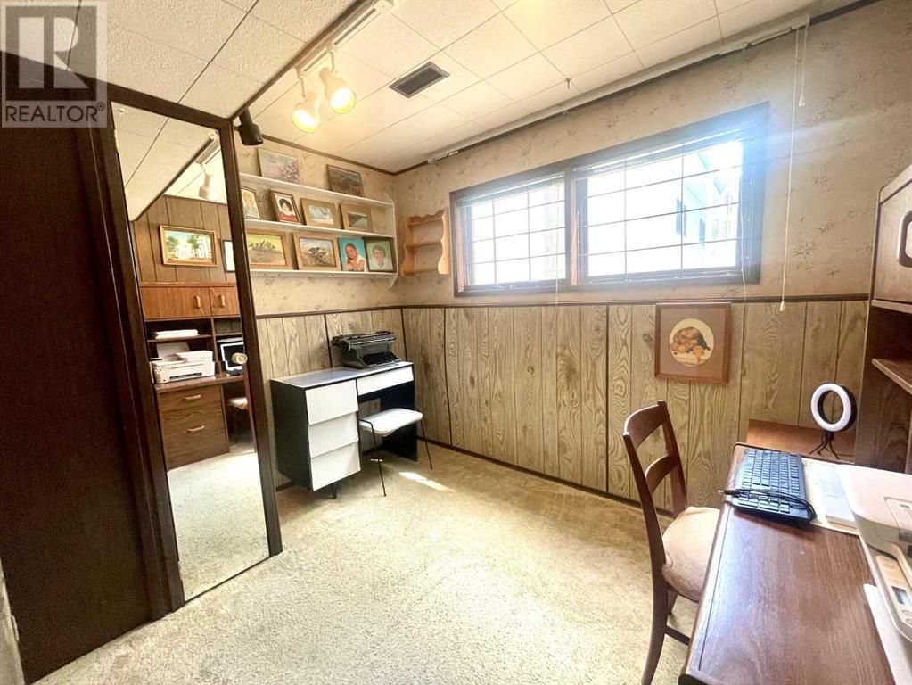 Single Family House Bi-level for Sale in  Normandy Road S Glendale Lethbridge 