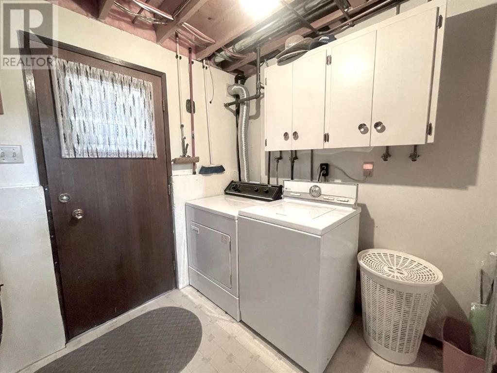 Single Family House Bi-level for Sale in  Normandy Road S Glendale Lethbridge 