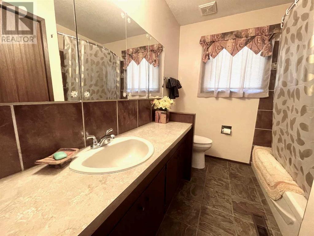 Single Family House Bi-level for Sale in  Normandy Road S Glendale Lethbridge 