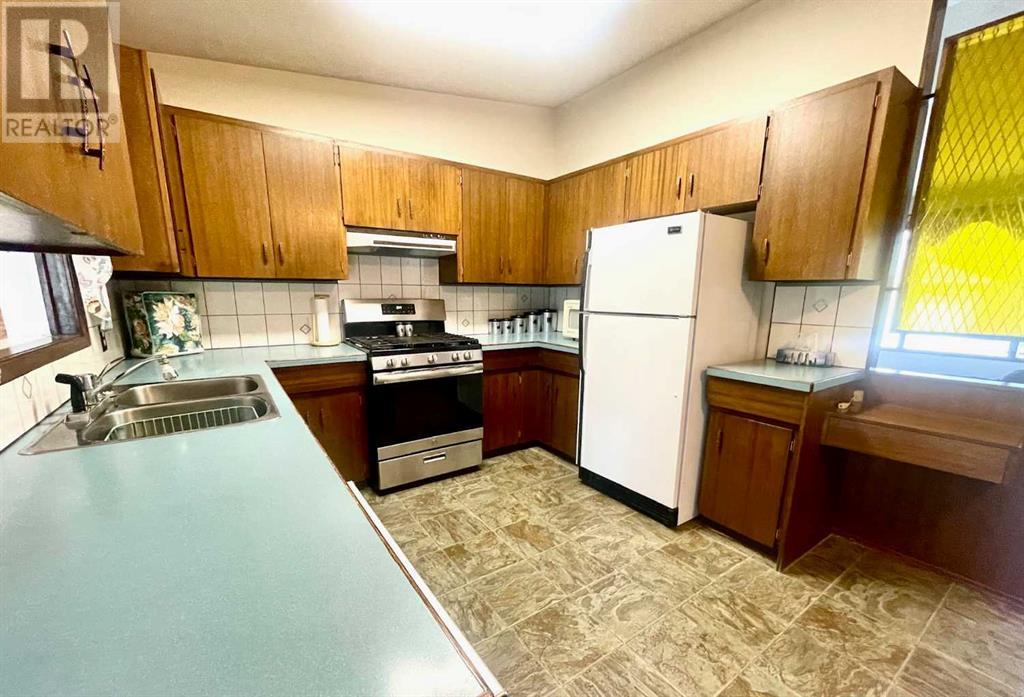 Single Family House Bi-level for Sale in  Normandy Road S Glendale Lethbridge 