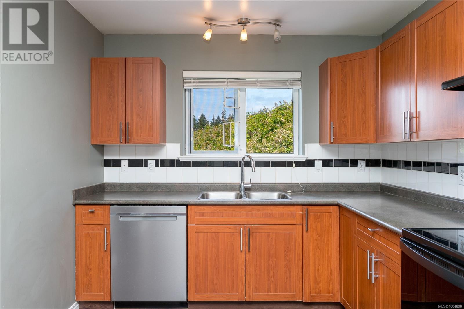 Photo 11 of 305 908 Brock Ave, Langford BC