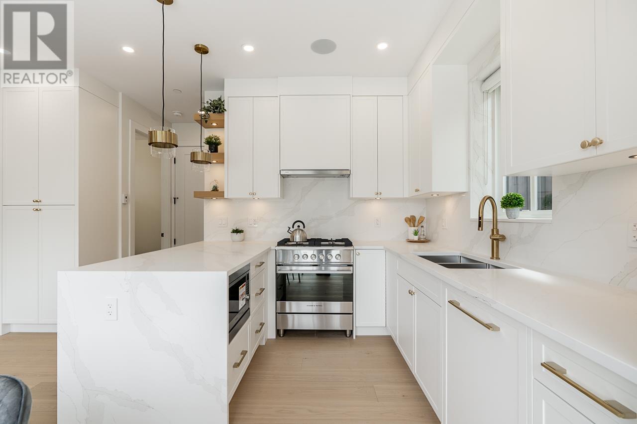 Photo 7 of 2 4855 Dumfries Street, Vancouver BC