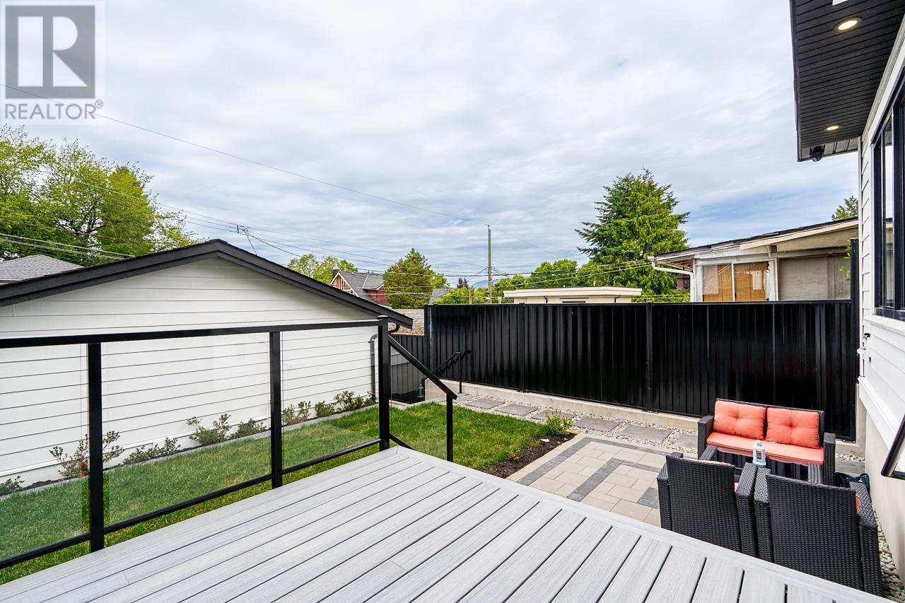 Photo 29 of 2 4855 Dumfries Street, Vancouver BC