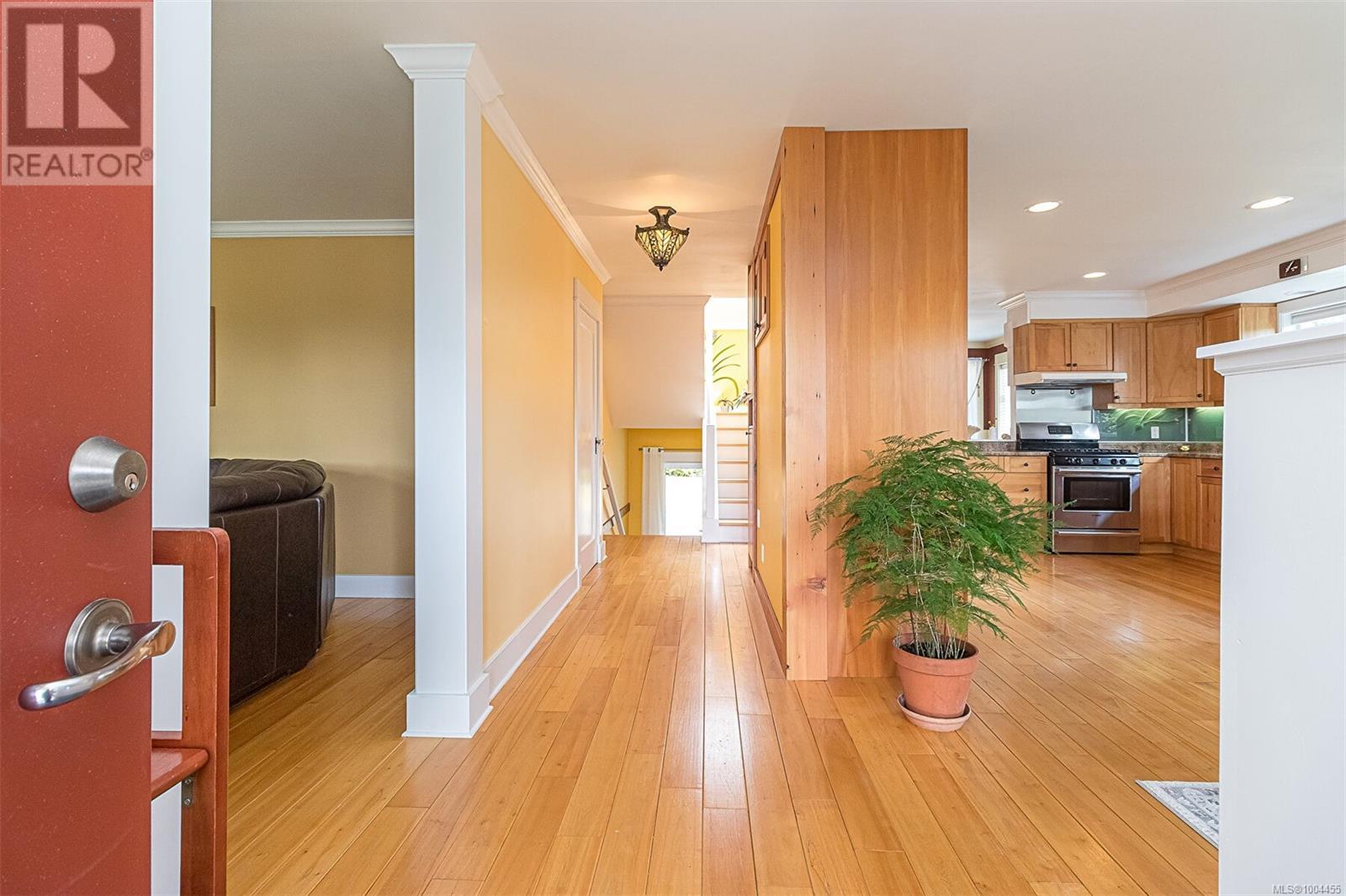 Photo 4 of 281 Bessborough Ave, View Royal BC
