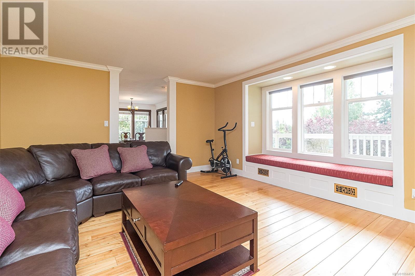 Photo 6 of 281 Bessborough Ave, View Royal BC
