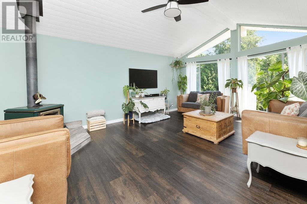 5549 SANS SOUCI ROAD, Halfmoon Bay