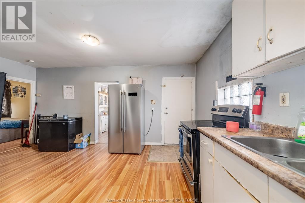 Photo 2 of 471 Tuscarora Street, Windsor ON