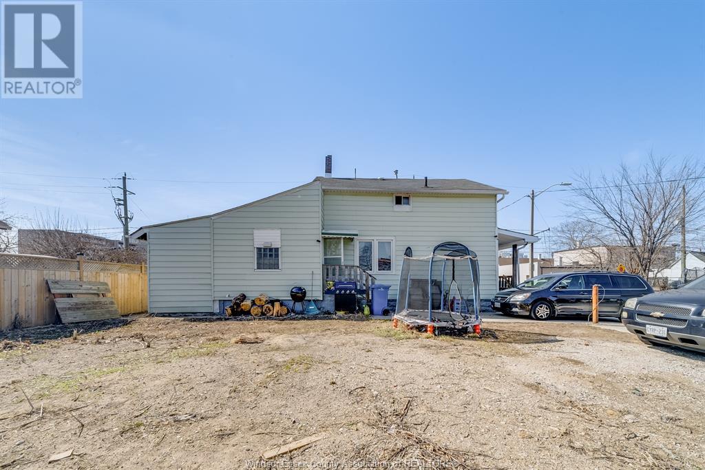 Photo 4 of 471 Tuscarora Street, Windsor ON