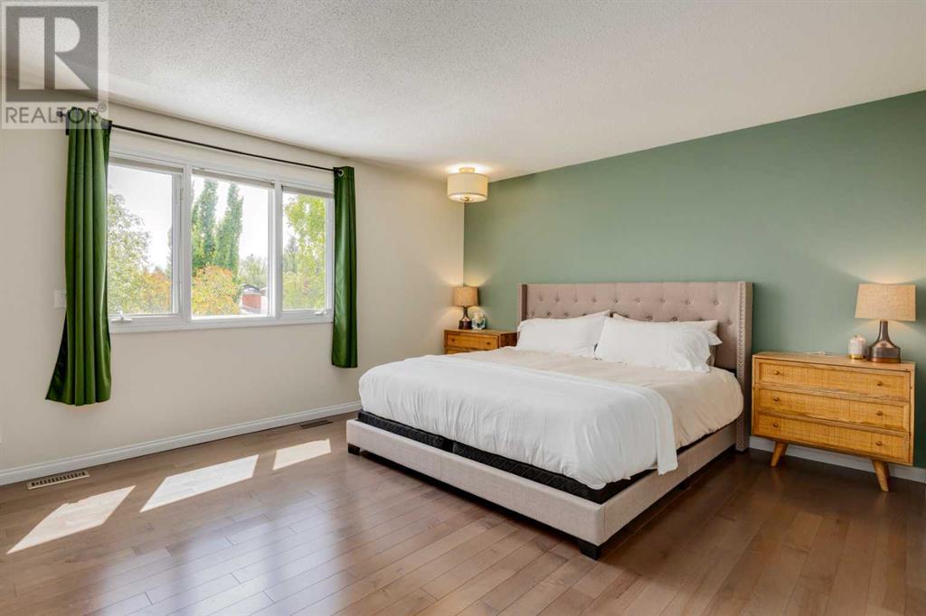 Single Family House 3 Level for Sale in  Oakside Circle SW Oakridge Calgary 