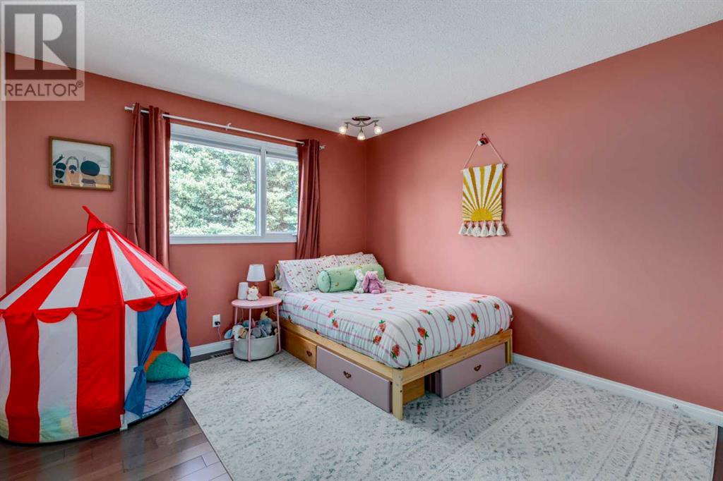 Single Family House 3 Level for Sale in  Oakside Circle SW Oakridge Calgary 