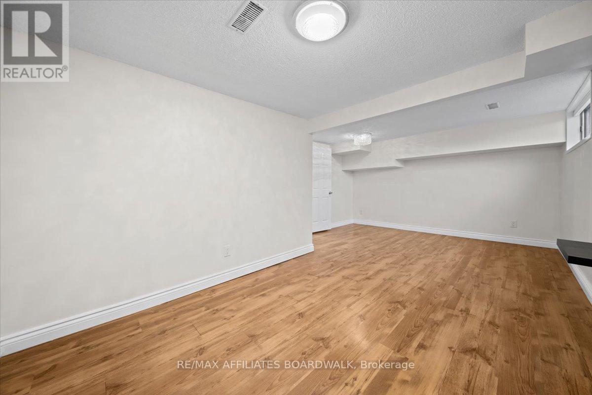 https://ddfcdn.realtor.ca/listing/TS638864445149930000/reb76/highres/7/x12243777_22.jpg