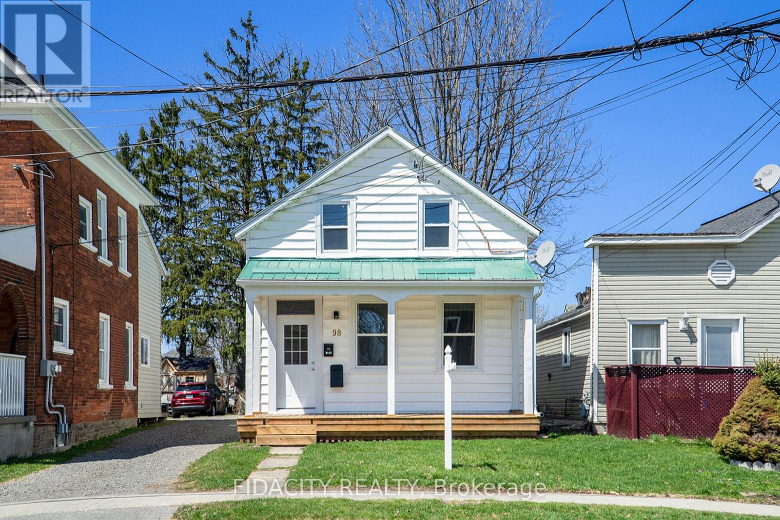 Photo 2 of 98 Main Street E, Smiths Falls ON