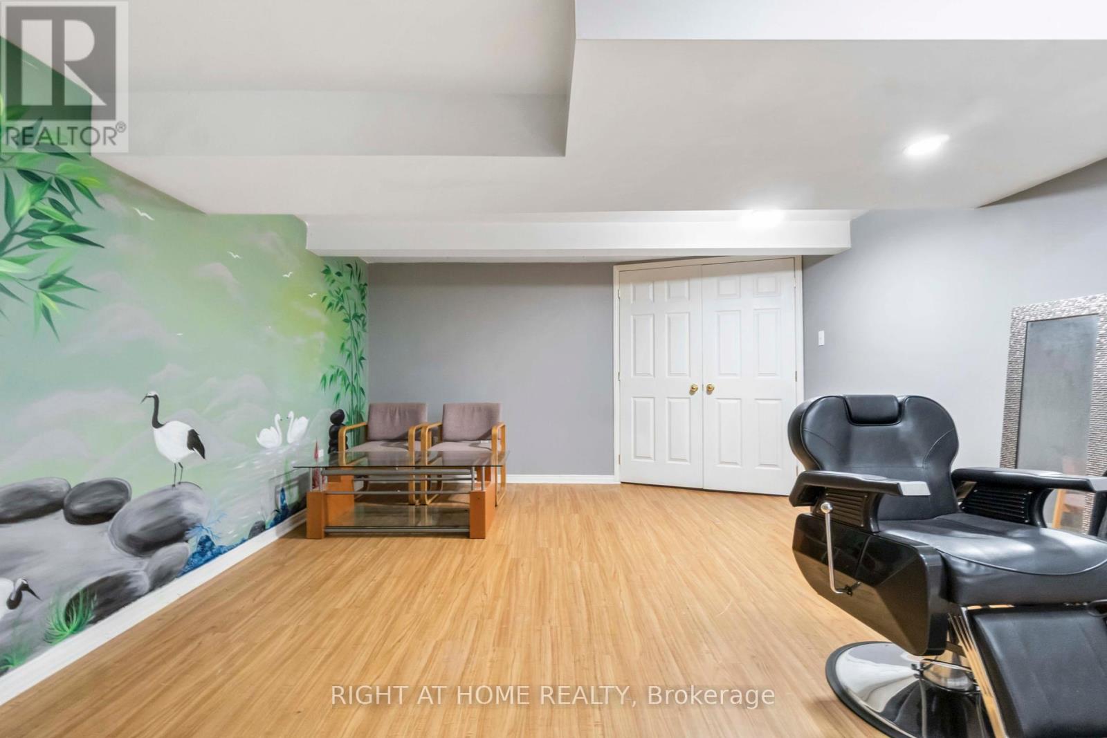 Photo 2 of 3 21 Midland Crescent, Ottawa ON