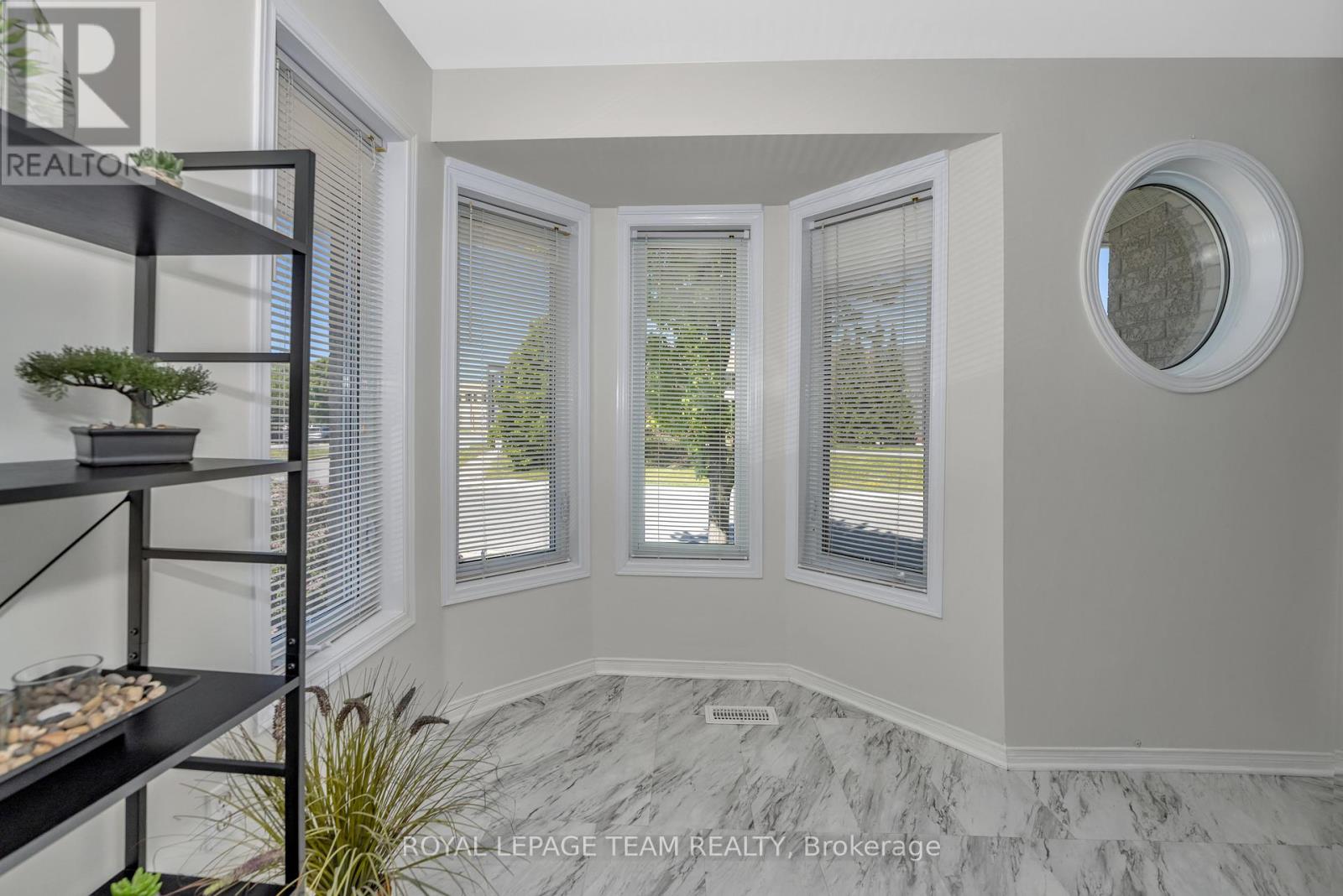 Photo 10 of 6 85 Cresthaven Drive, Ottawa ON
