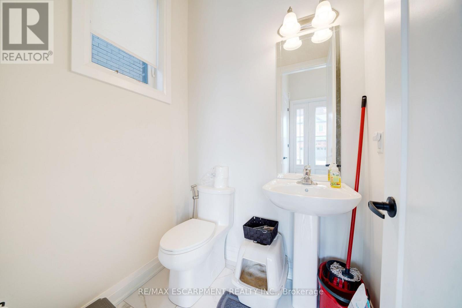 Photo 8 of 1156 Skyridge Boulevard, Pickering ON