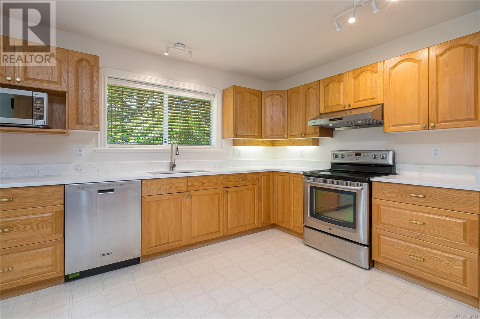 Photo 16 of 772 Wesley Crt, Saanich BC