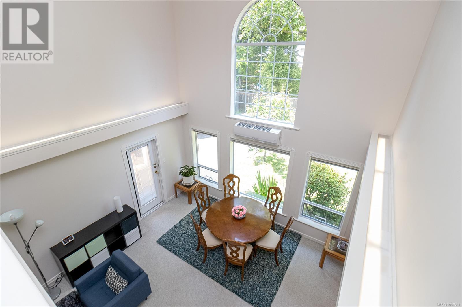 Photo 10 of 772 Wesley Crt, Saanich BC