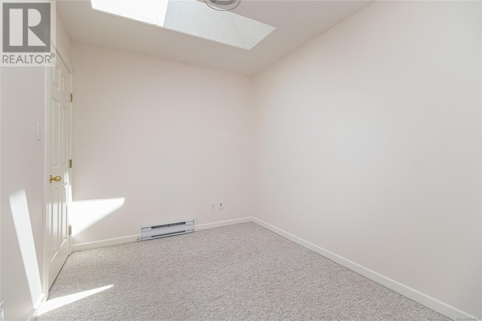 Photo 5 of 772 Wesley Crt, Saanich BC