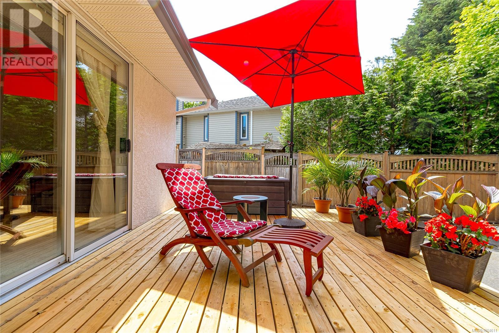 Photo 2 of 772 Wesley Crt, Saanich BC
