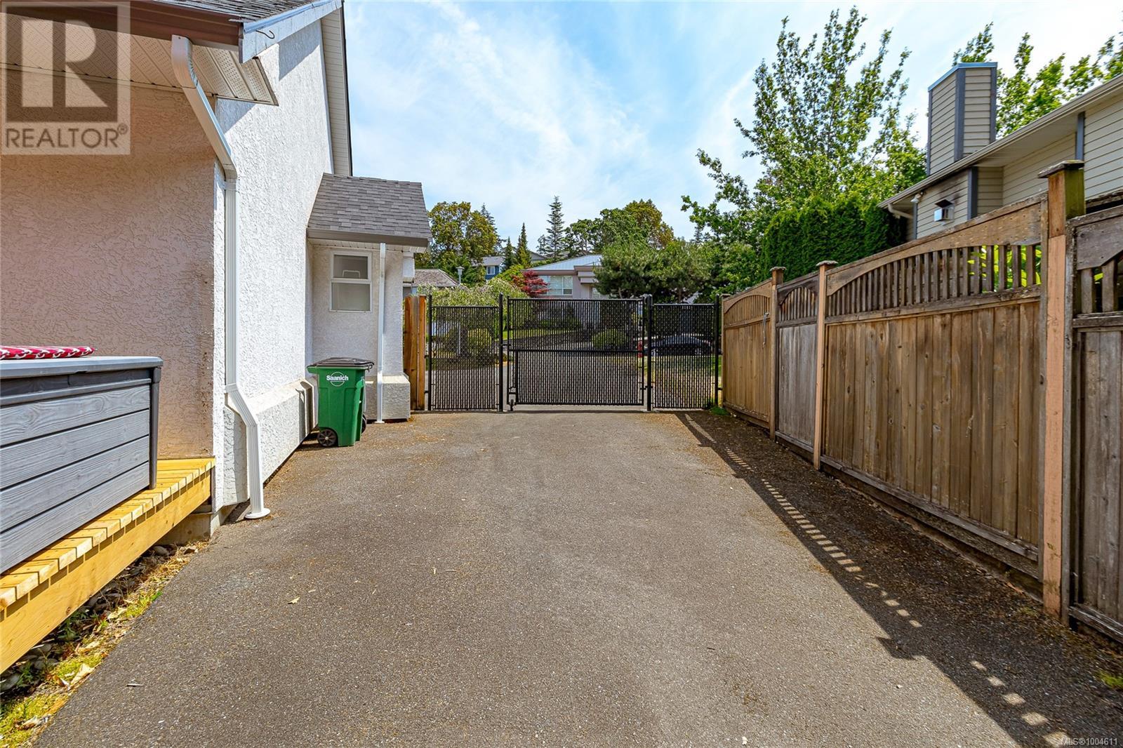 Photo 4 of 772 Wesley Crt, Saanich BC