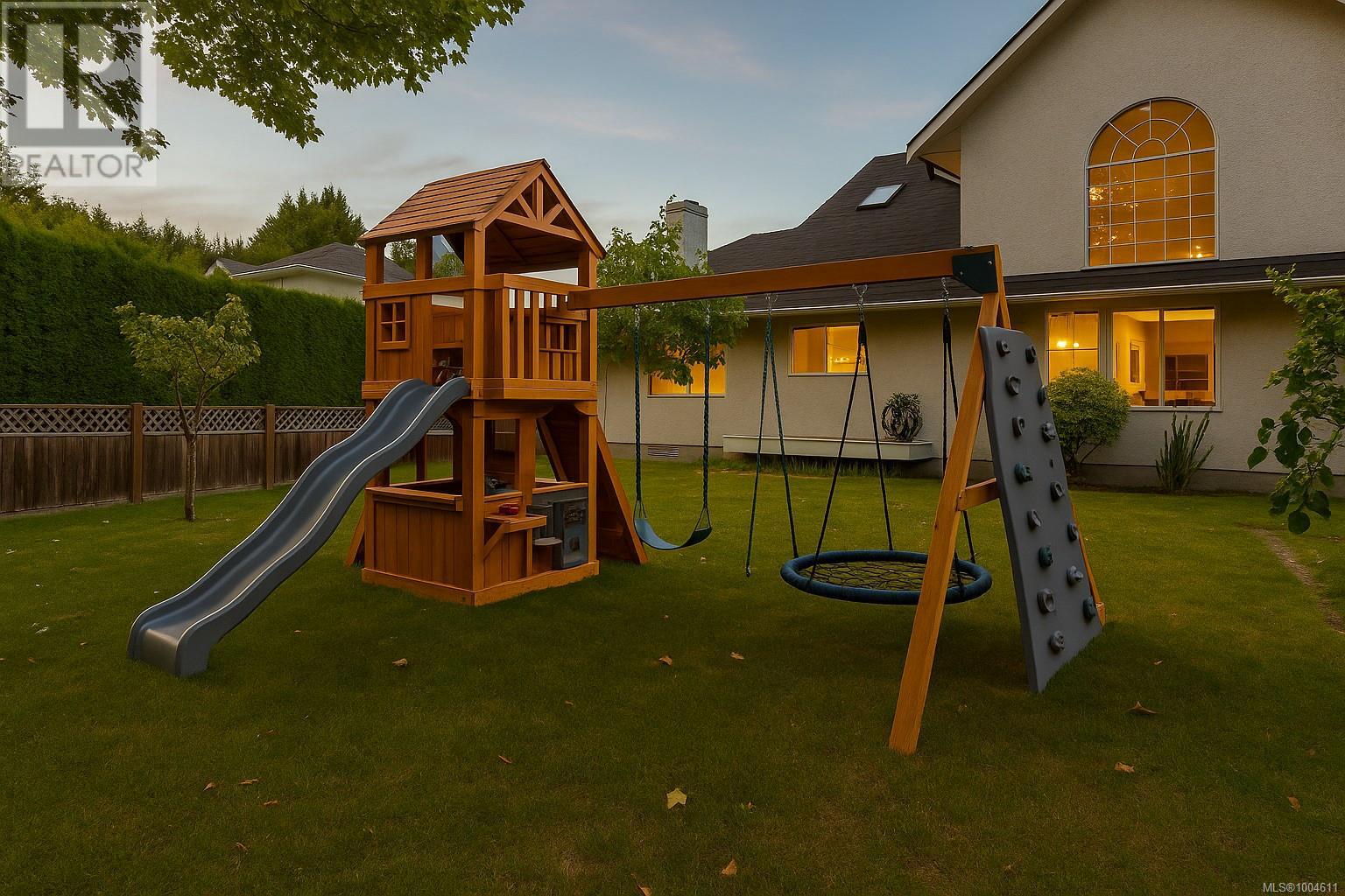 Photo 3 of 772 Wesley Crt, Saanich BC