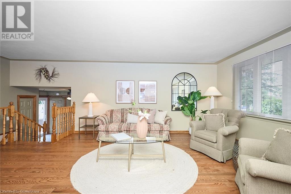 Photo 10 of 17 Oakes Road N, Grimsby ON