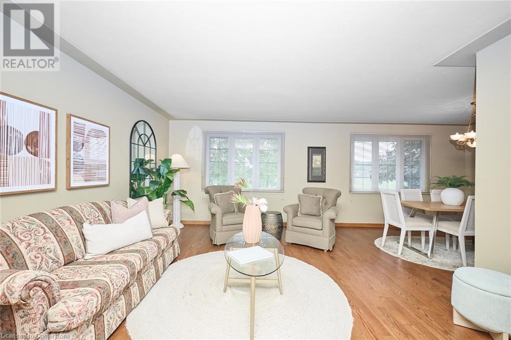 Photo 8 of 17 Oakes Road N, Grimsby ON