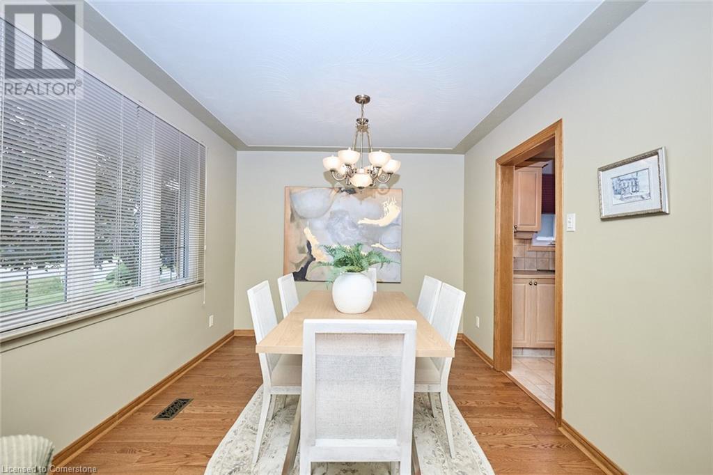 Photo 11 of 17 Oakes Road N, Grimsby ON
