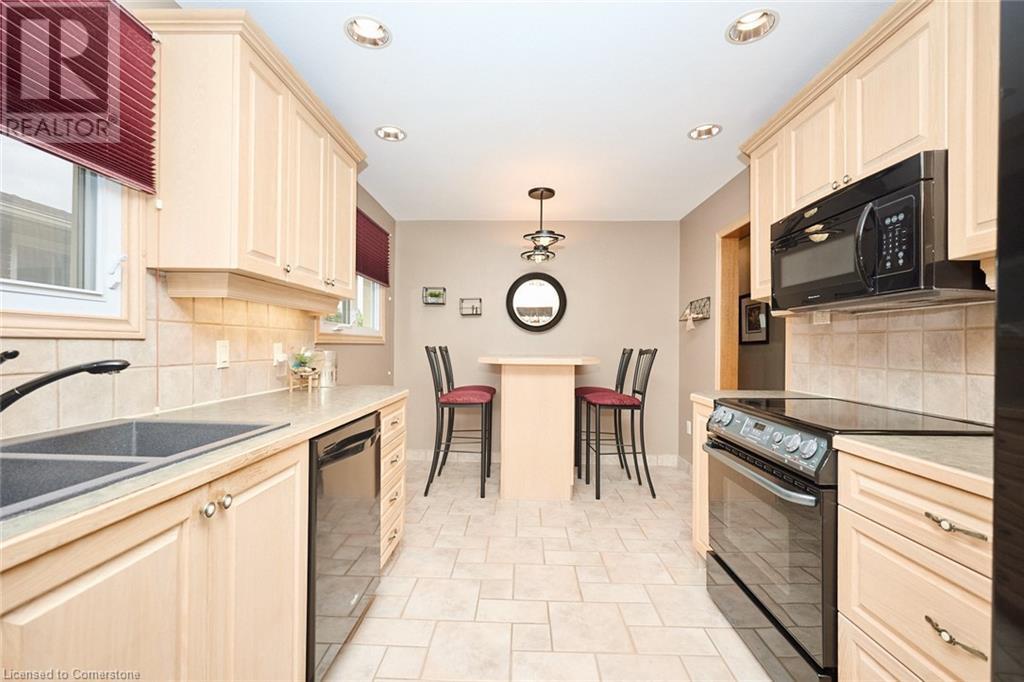 Photo 9 of 17 Oakes Road N, Grimsby ON